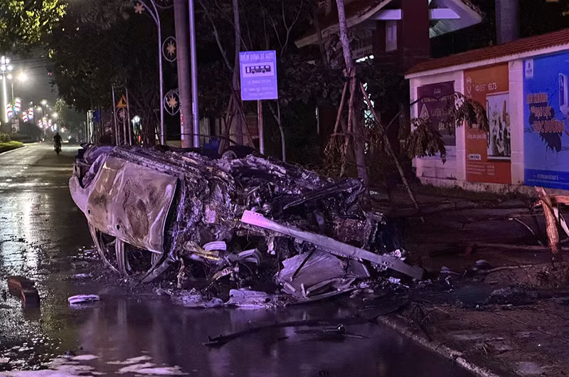 Xe ô tô Mercedes cháy trơ khung, 6 người trên xe may mắn được cứu -0