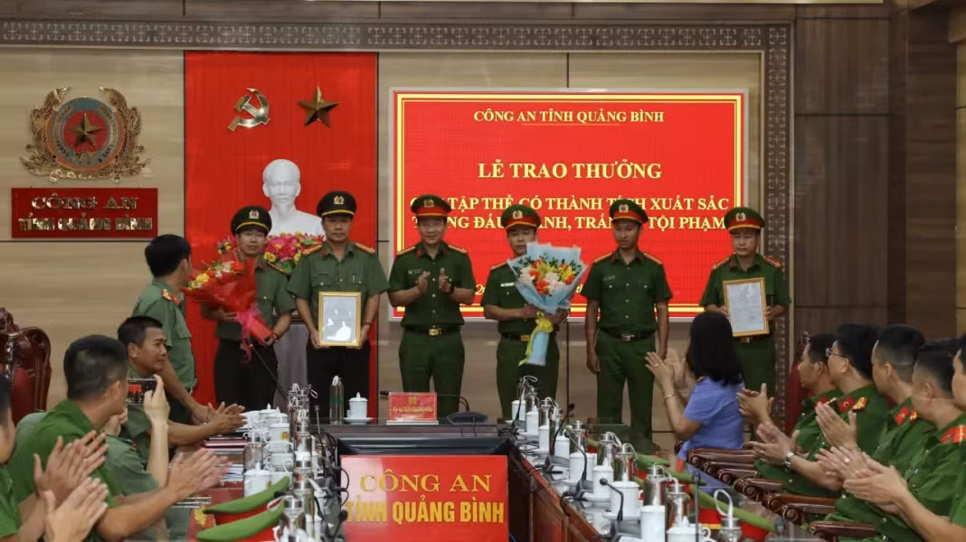 Trao thưởng của Bộ Công an cho các đơn vị có thành tích xuất sắc của Công an Quảng Bình -0