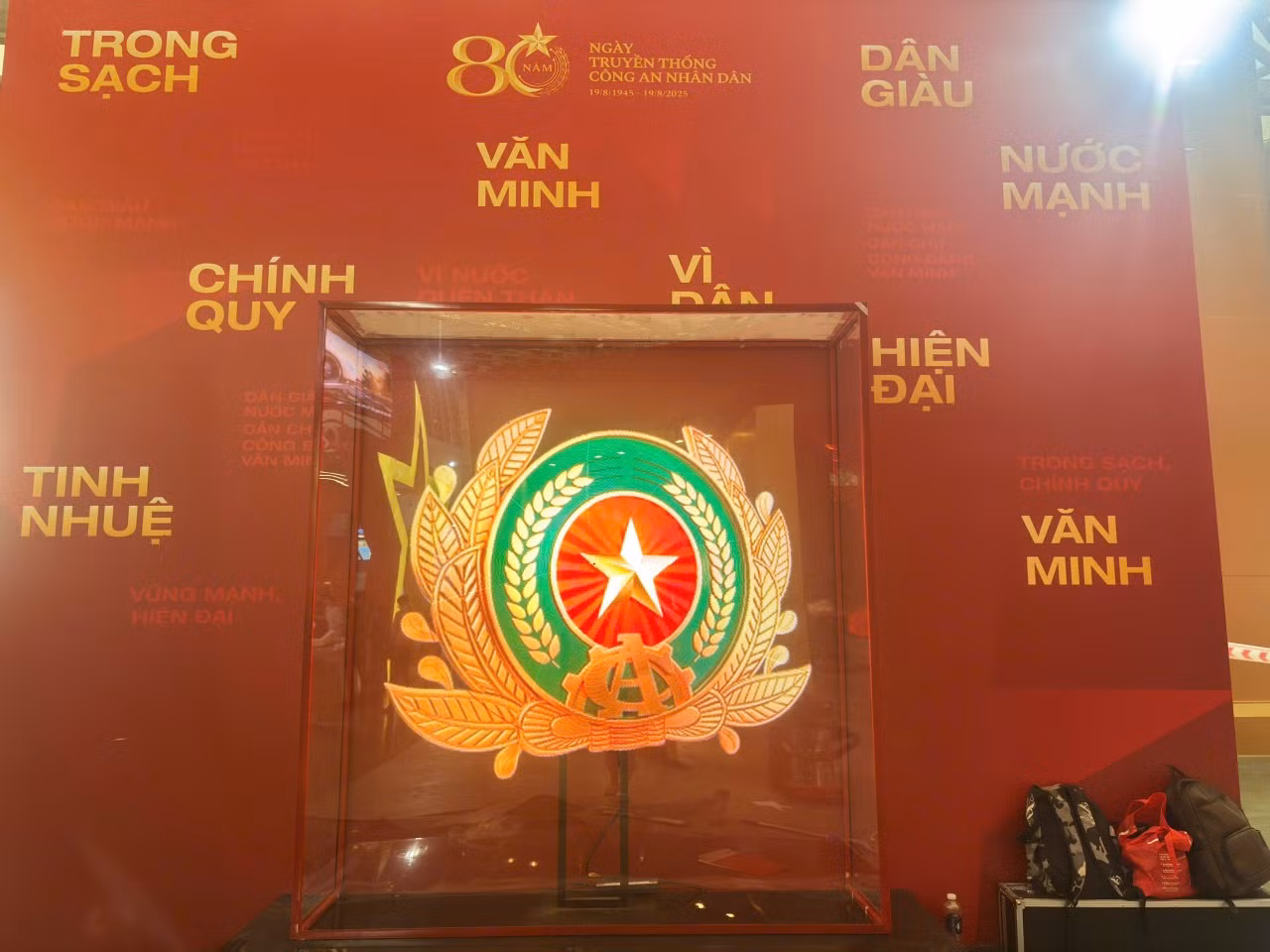 Sẵn sàng mang chào đón khách tham quan triển lãm “Công an nhân dân - 80 năm vì An ninh Tổ quốc, vì hạnh phúc nhân dân” -0