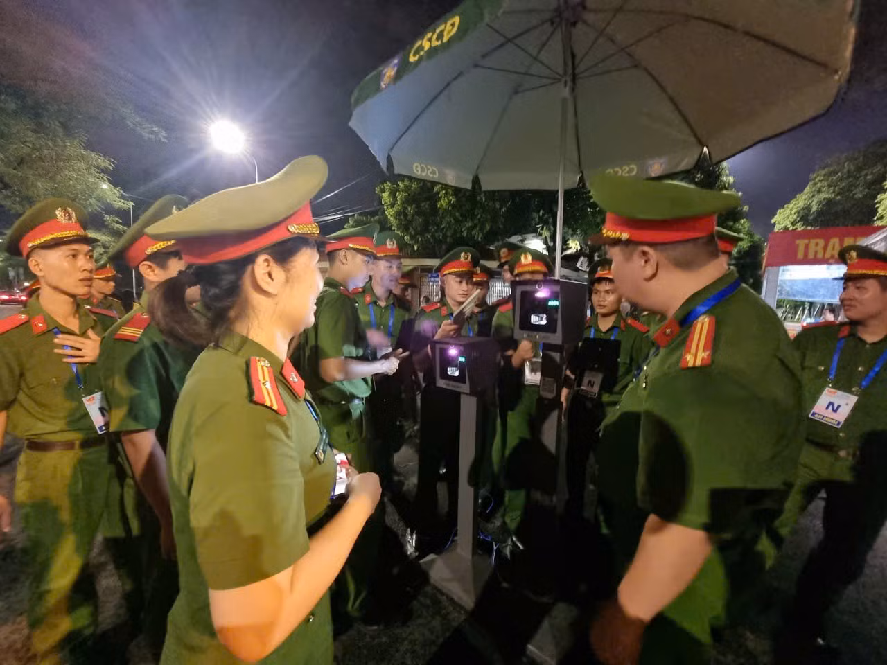 Công an TP Hà Nội xuyên đêm triển khai hệ thống quét Căn cước phục vụ Lễ tổng duyệt -1