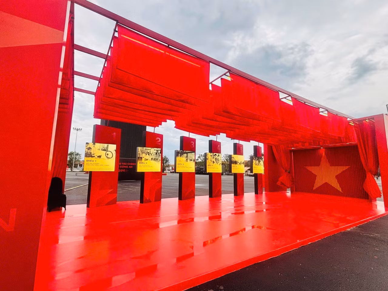 Sẵn sàng mang chào đón khách tham quan triển lãm “Công an nhân dân - 80 năm vì An ninh Tổ quốc, vì hạnh phúc nhân dân” -0