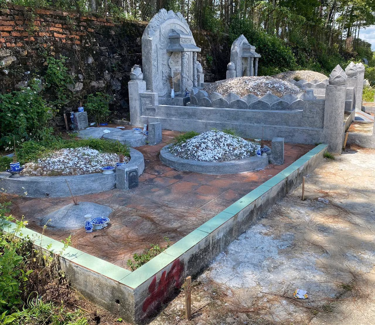 Lên tiếng xin lỗi về việc cắm cọc trên thẻ mộ để thực hiện giải phóng mặt bằng -0