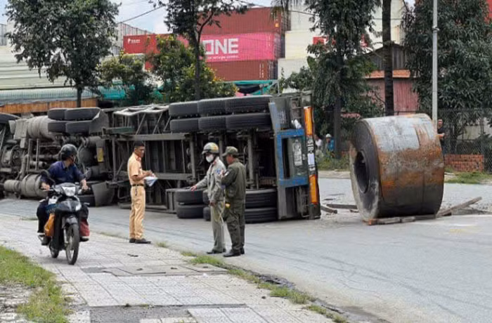 “Quả bom thép” tiềm ẩn hiểm họa trên đường -0