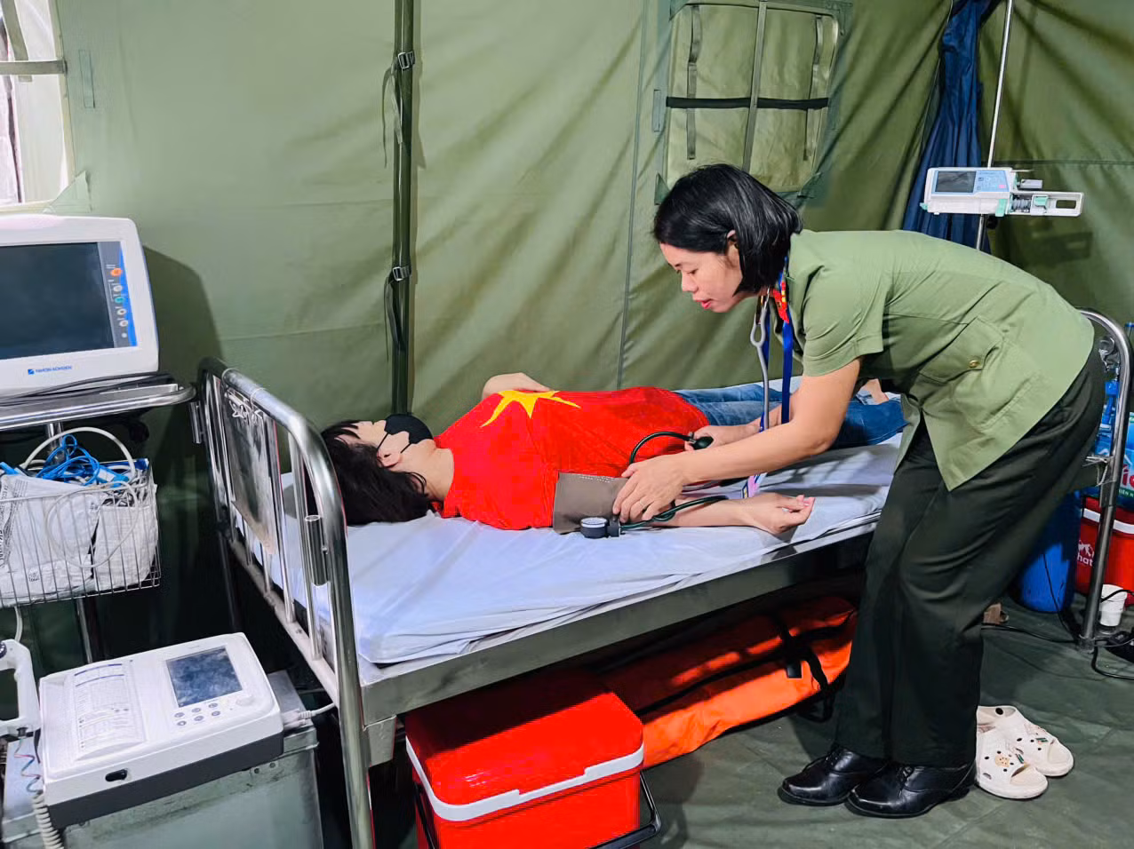 Nhiều người dân đi xem diễu binh phải vào lều y tế cấp cứu -0