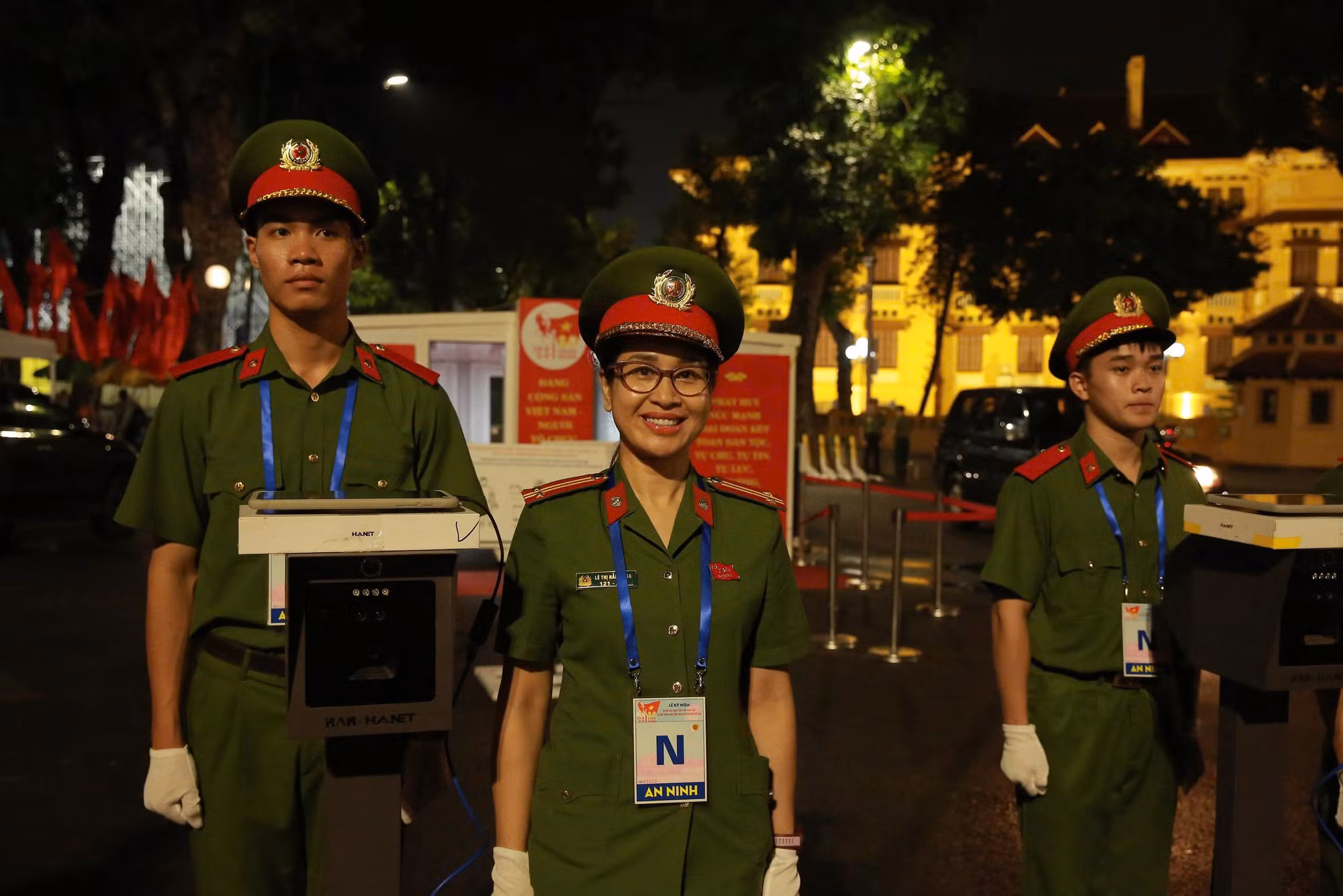 Công an TP Hà Nội xuyên đêm triển khai hệ thống quét Căn cước phục vụ Lễ tổng duyệt -1