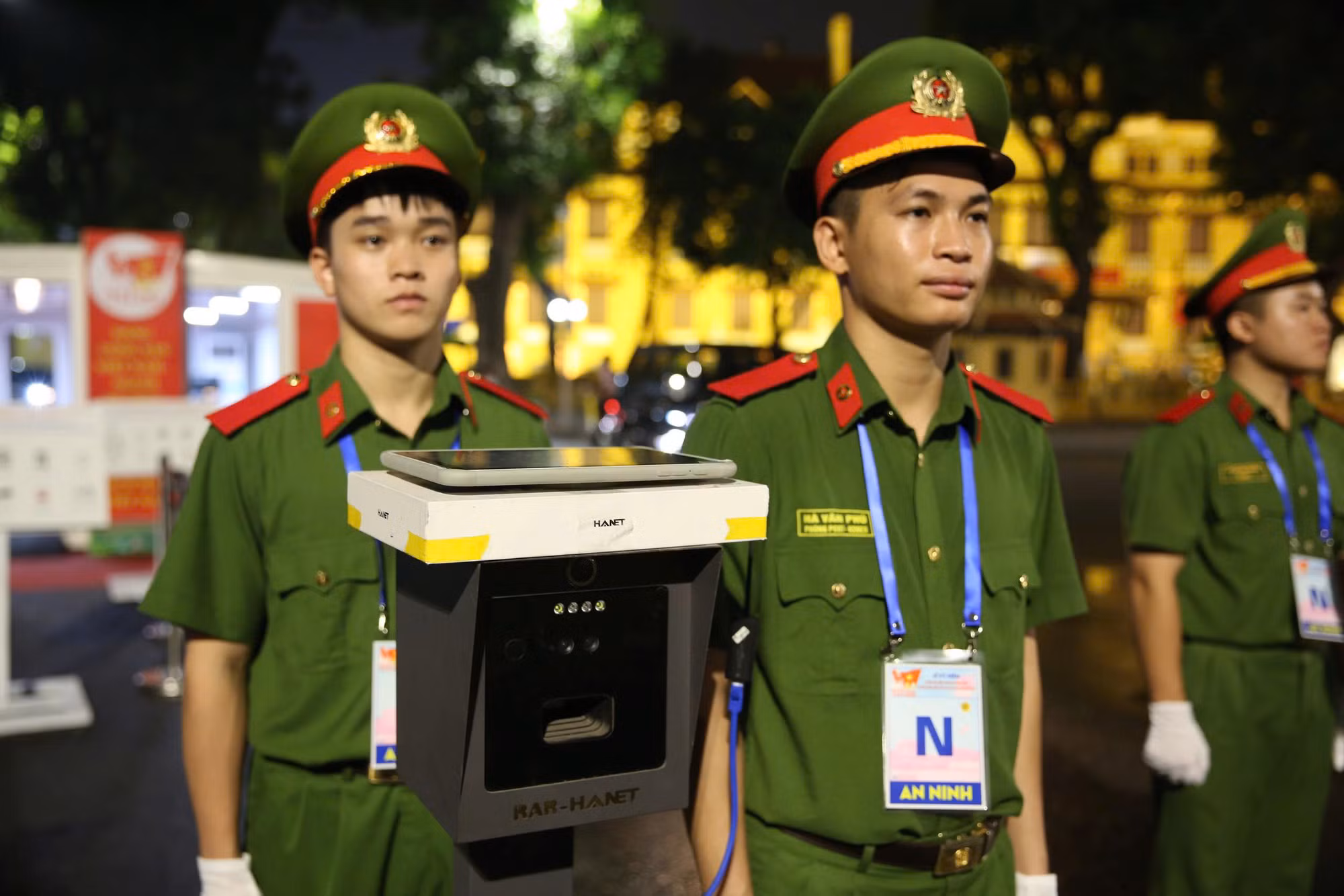 Công an TP Hà Nội xuyên đêm triển khai hệ thống quét Căn cước phục vụ Lễ tổng duyệt -1
