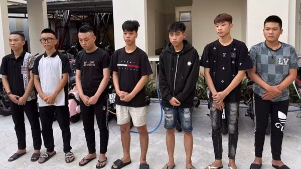 Khởi tố, bắt tạm giam nhóm côn đồ vô cớ đánh thiếu niên mù mắt