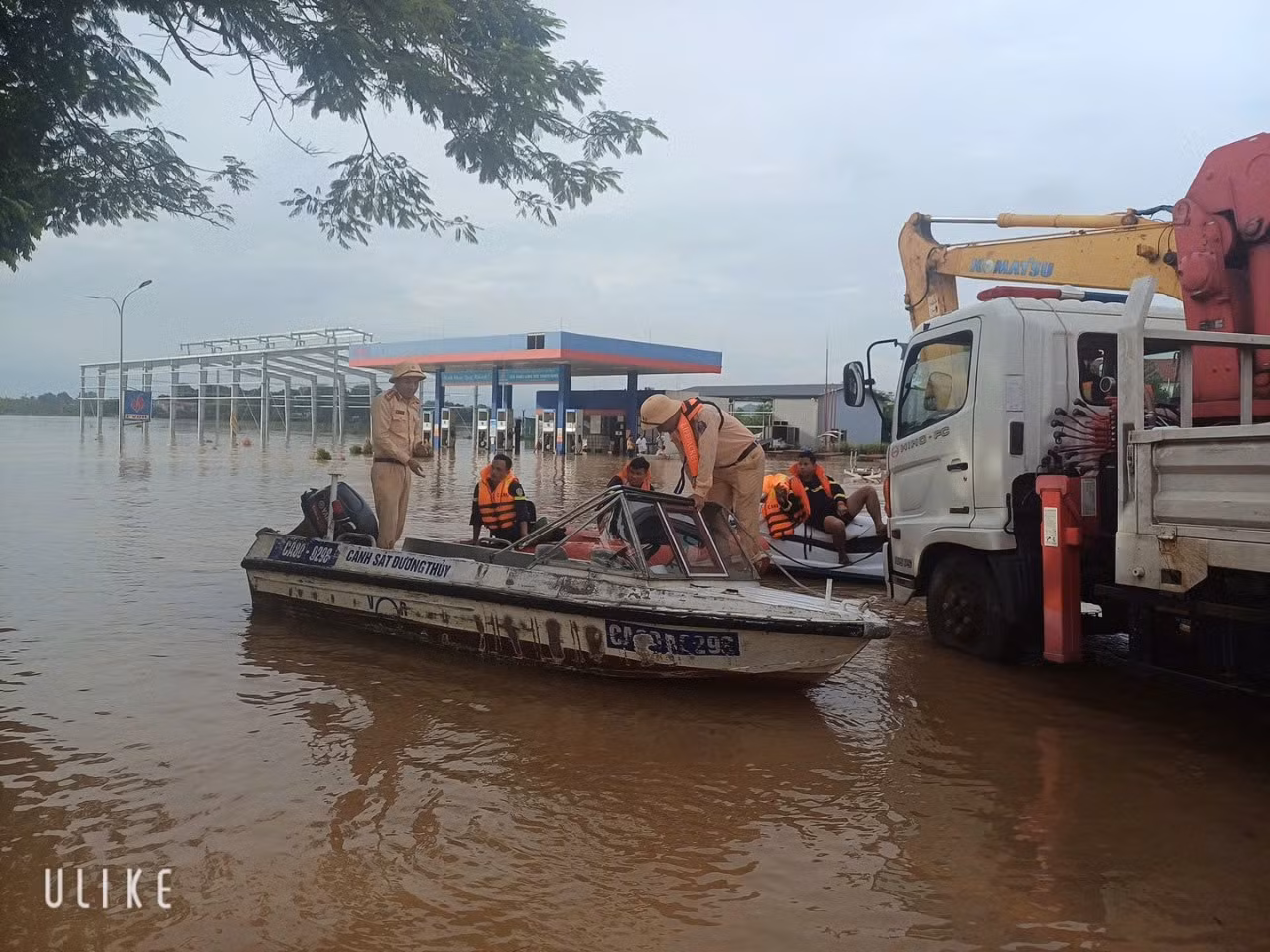 Cục CSGT khẩn trương ứng cứu người dân vùng lũ tại Thanh Hóa -2