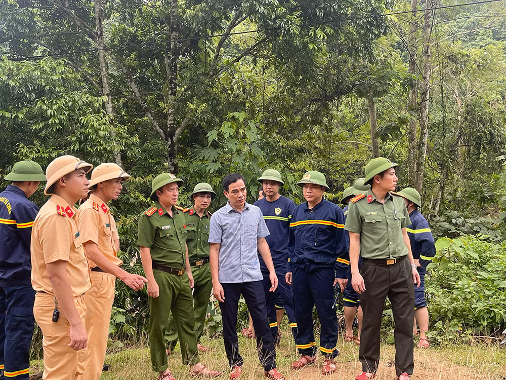 CSGT cắm chốt, phân luồng tại nhiều điểm sạt lở trên Quốc lộ 47 -0