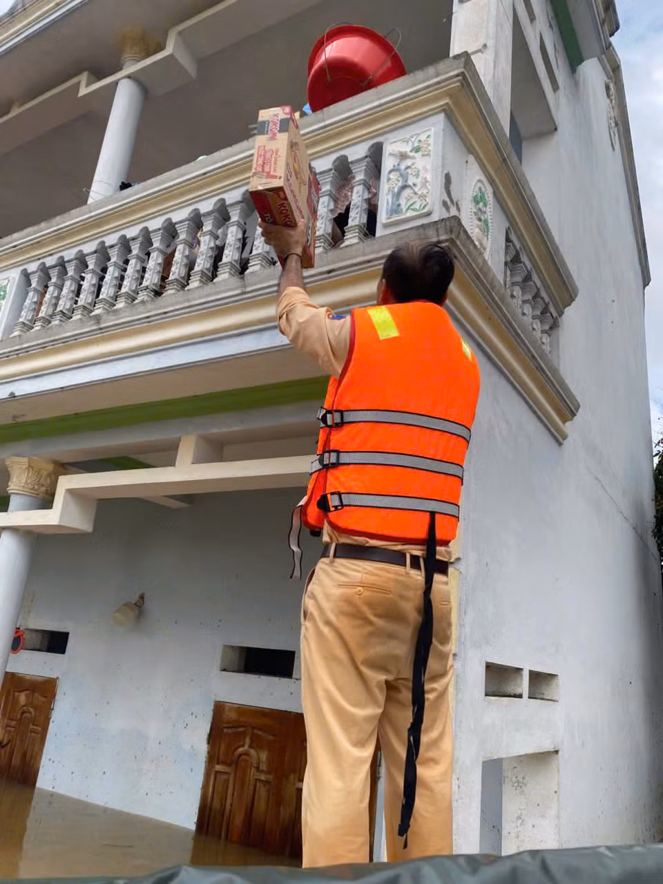 Cục CSGT khẩn trương ứng cứu người dân vùng lũ tại Thanh Hóa -3
