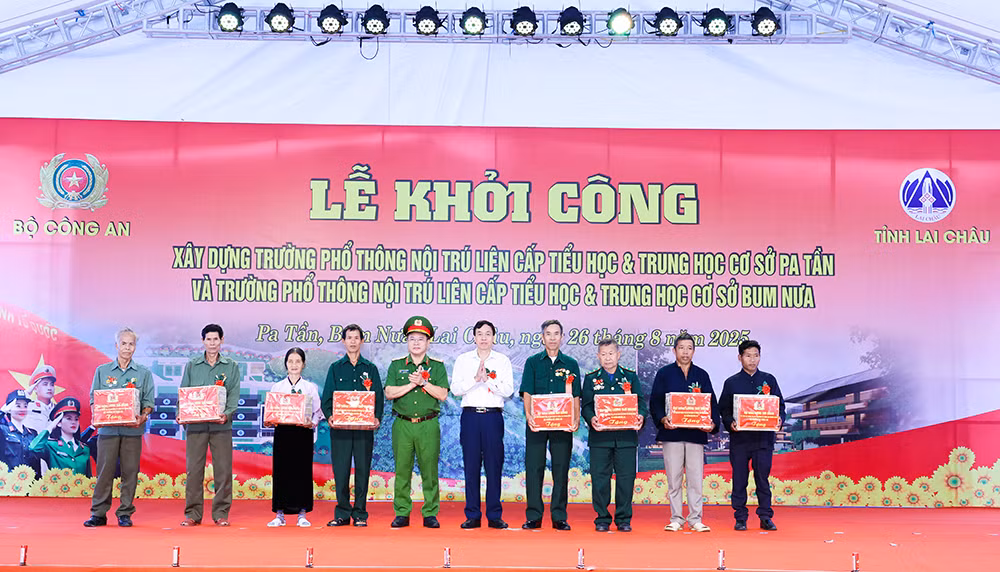 Thứ trưởng Nguyễn Văn Long dự Lễ khởi công 2 trường học nội trú biên giới Lai Châu -0