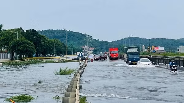 Sau mưa bão, vẫn còn các vị trí ách tắc giao thông trên các tuyến quốc lộ