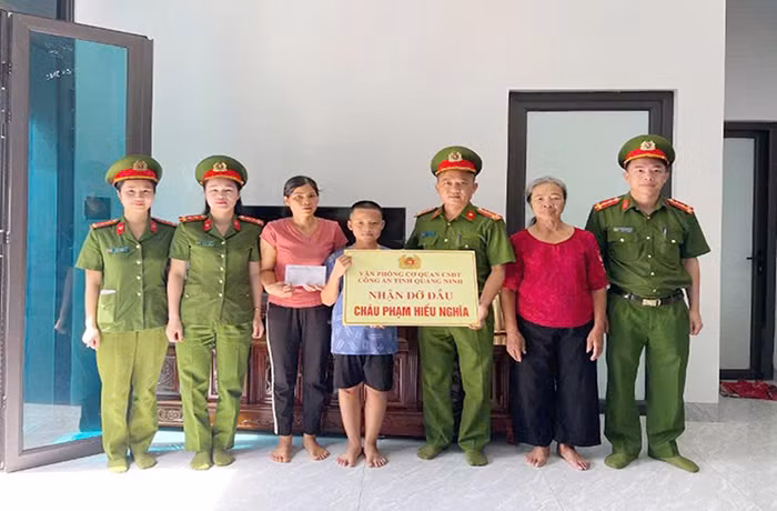 Cảm động tấm lòng của những “người cha, người mẹ đỡ đầu” Công an vùng đất mỏ -0