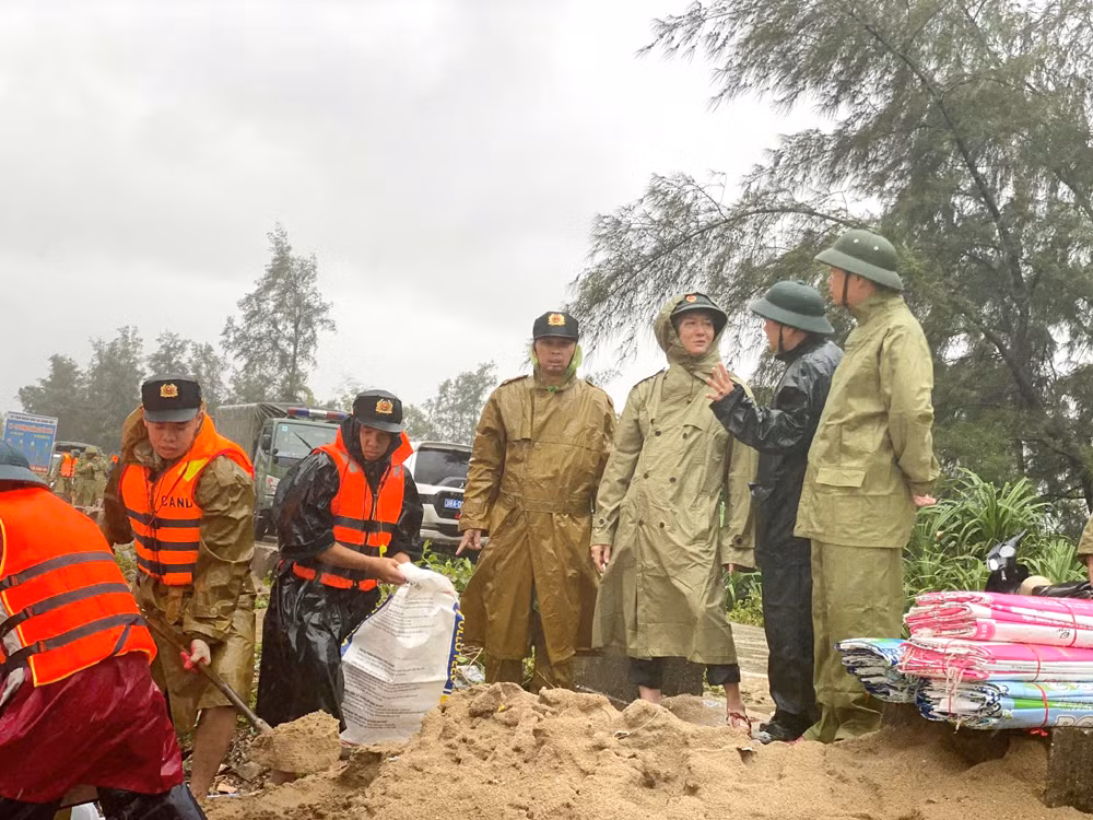 Phó Thủ tướng Trần Hồng Hà kiểm tra công tác hộ đê Hội Thống -0