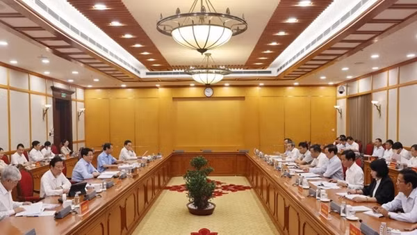 Bộ Chính trị cho ý kiến về việc chuẩn bị Đại hội Đảng bộ tỉnh Cao Bằng và TP Huế