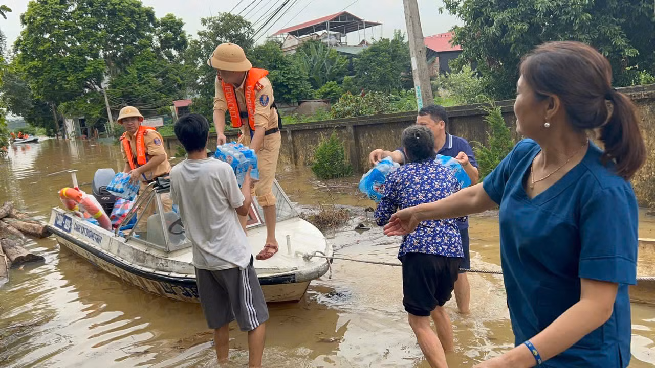 Cục CSGT khẩn trương ứng cứu người dân vùng lũ tại Thanh Hóa -0
