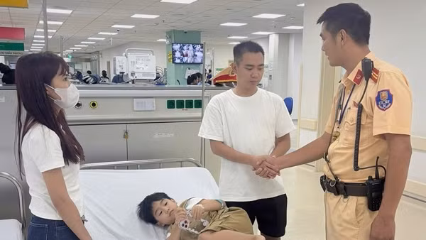 CSGT Hà Nội dùng xe chuyên dụng mở đường đưa cháu bé đi cấp cứu kịp thời