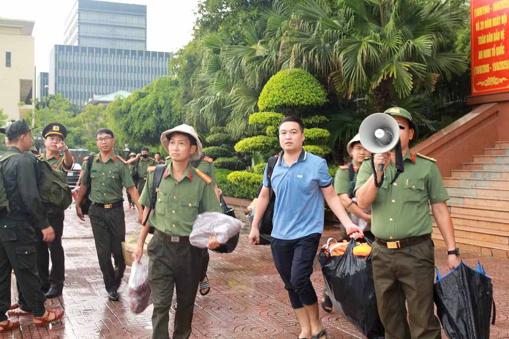 Công an Nghệ An xuất quân hỗ trợ các địa phương ven biển phòng, chống bão số 5 -0