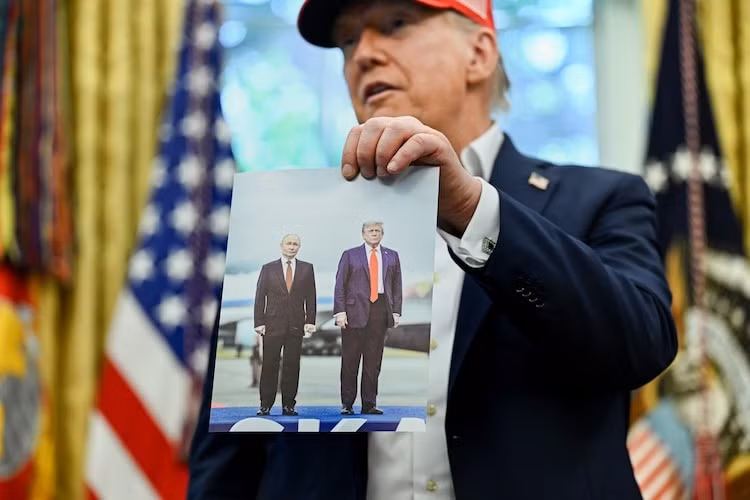 Tổng thống Mỹ khoe ảnh do ông Putin tặng -0