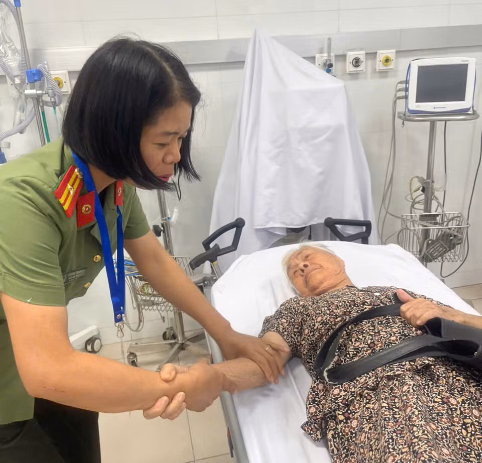 Nhiều người dân đi xem diễu binh phải vào lều y tế cấp cứu -0