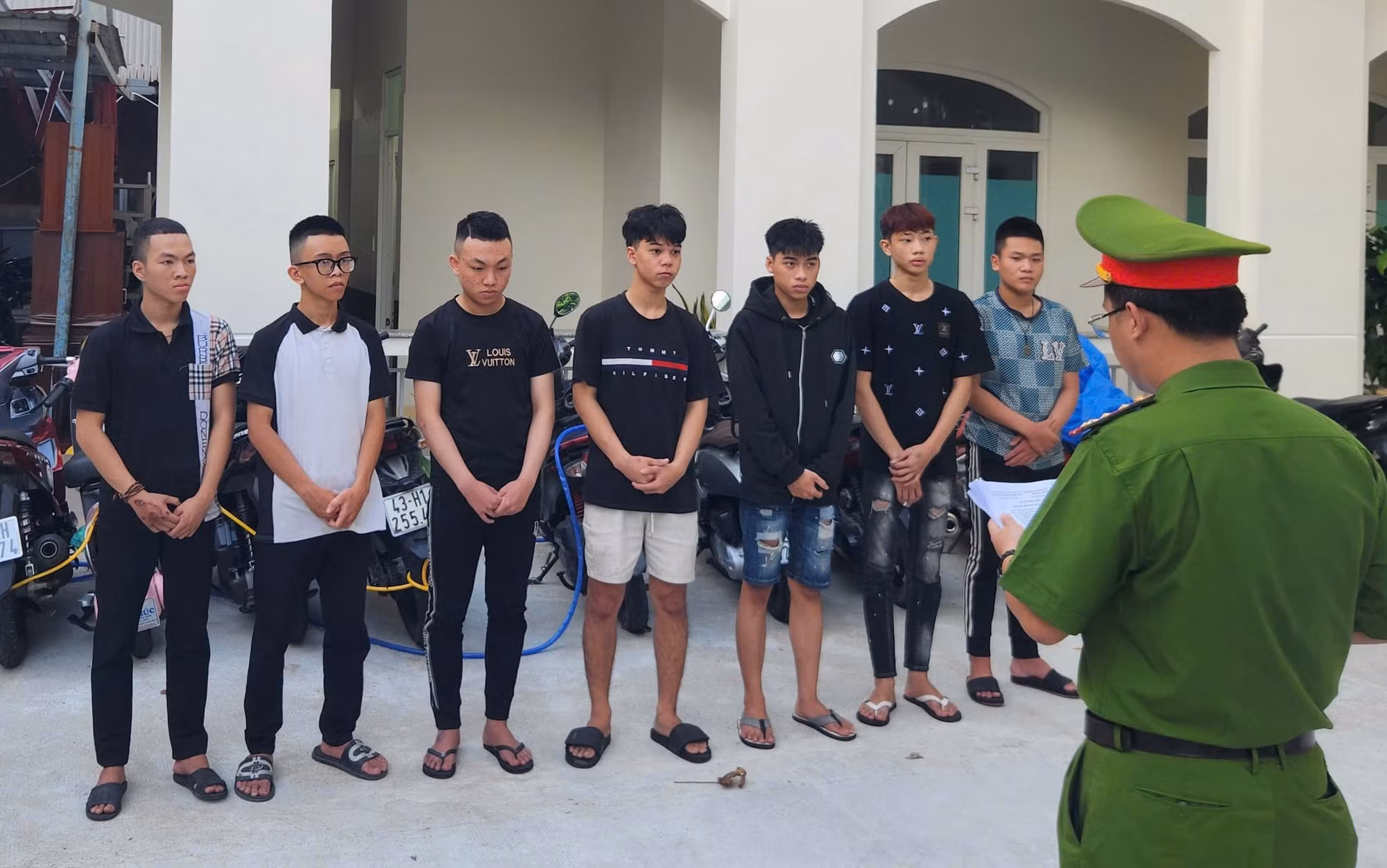 Khởi tố, bắt tạm giam nhóm côn đồ vô cớ đánh thiếu niên mù mắt -0