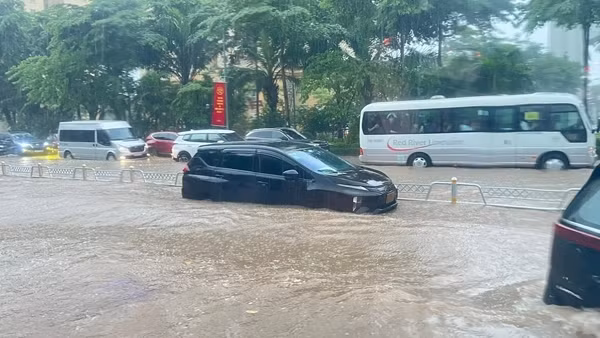 Hà Nội phân luồng giao thông các vị trí bị ngập úng nặng sau bão số 5