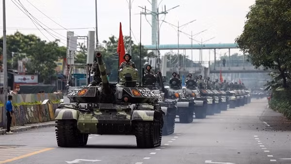 Xe tăng cùng khí tài&nbsp;Quân đội phô diễn uy lực trên đường phố Thủ&nbsp;đô