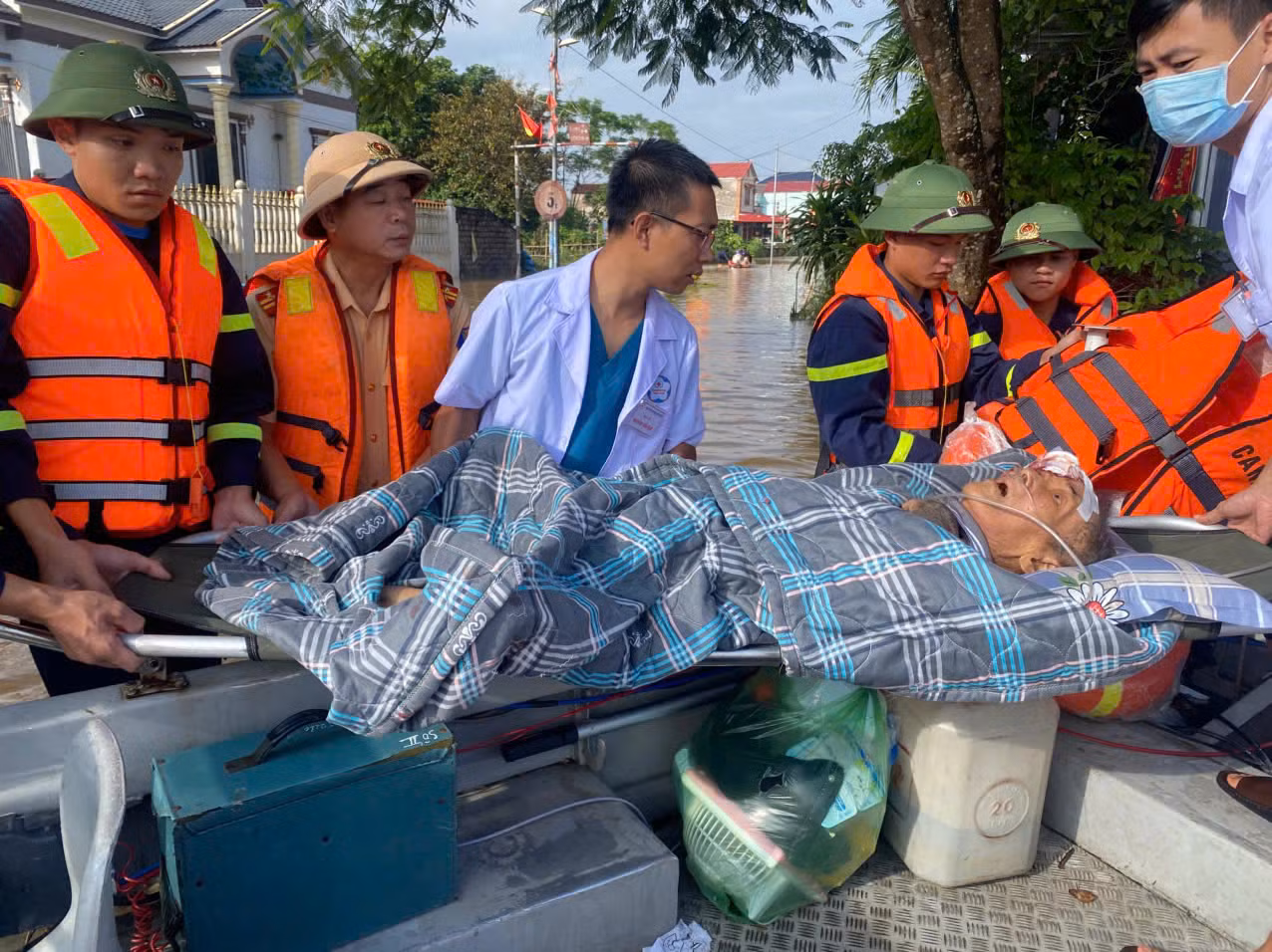 Cục CSGT khẩn trương ứng cứu người dân vùng lũ tại Thanh Hóa -5