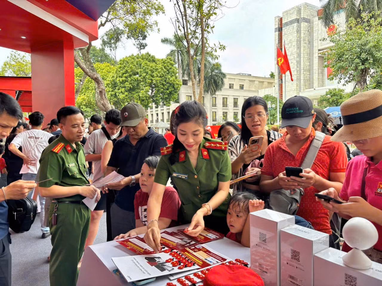 Khi Đề án 06 và VNeID đi vào đời sống trong kỷ nguyên mới -0