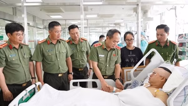 Giám đốc Công an TP Hà Nội thăm hỏi cán bộ CSCĐ bị thương khi làm nhiệm vụ