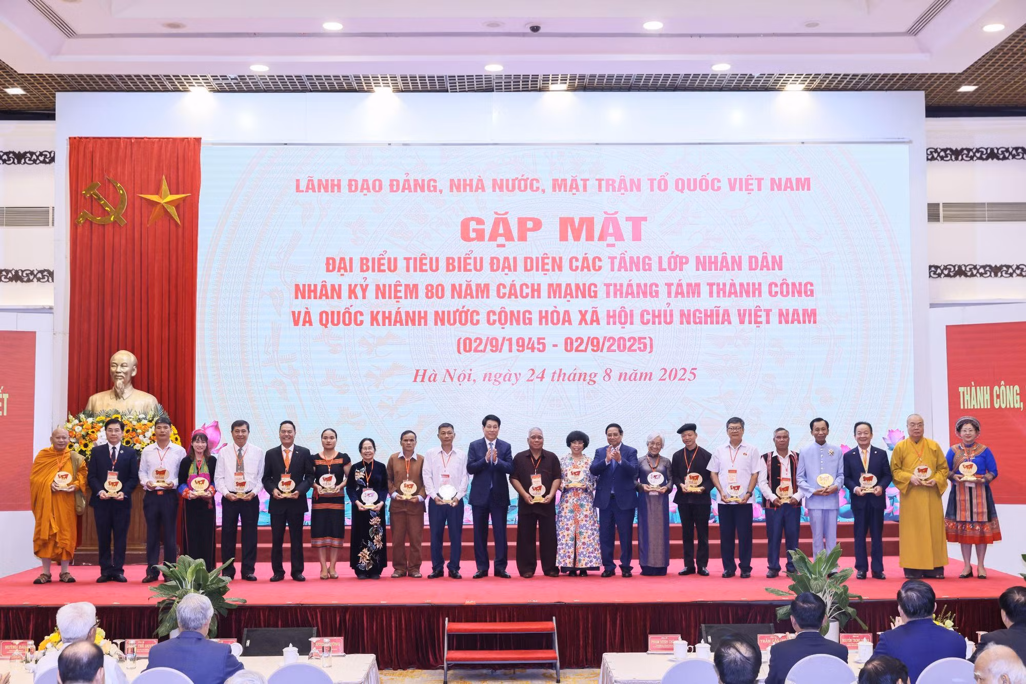 Doanh nhân Đỗ Quang Hiển được vinh danh nhờ thành tích xuất sắc đóng góp cho cộng đồng -0