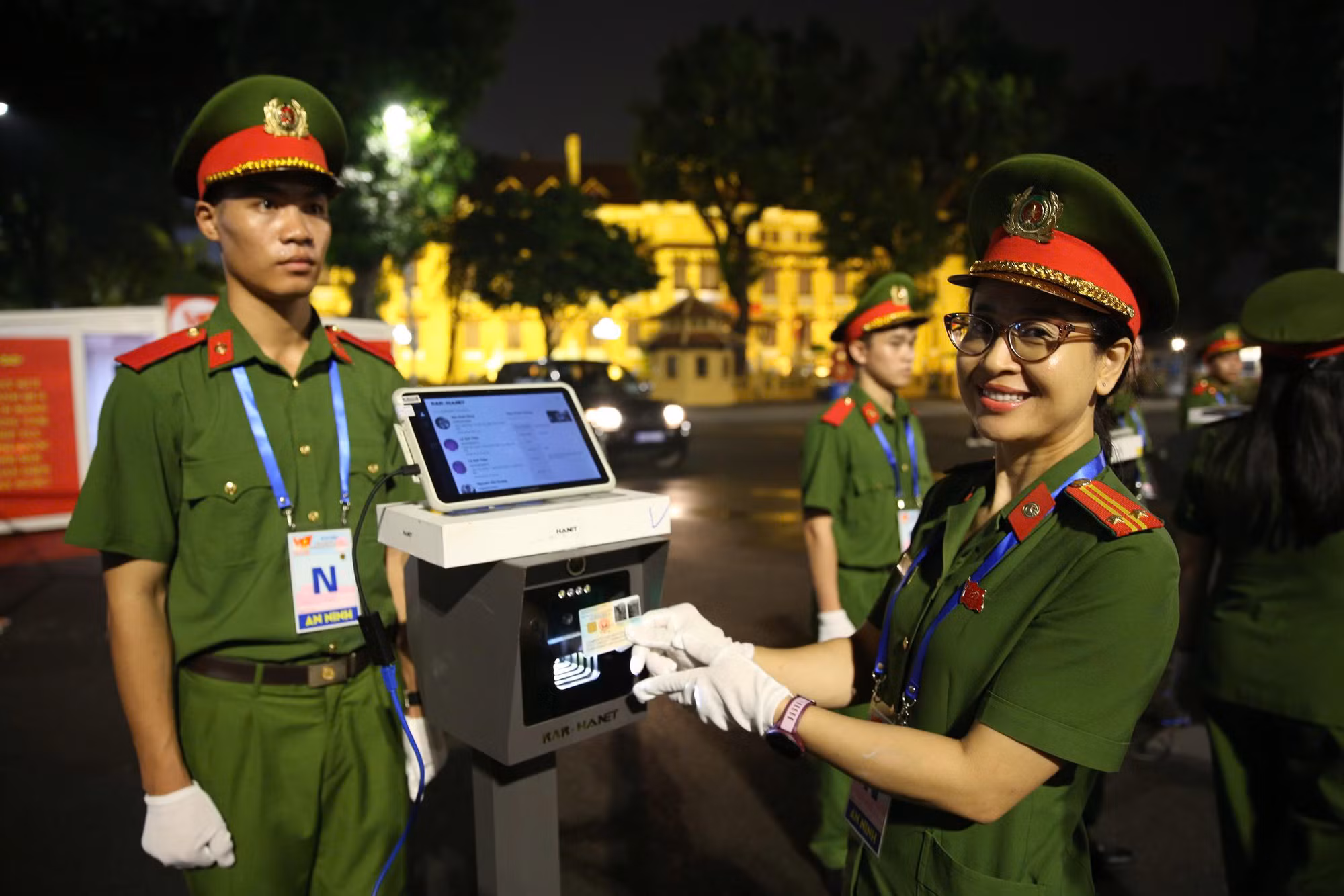 Công an TP Hà Nội xuyên đêm triển khai hệ thống quét Căn cước phục vụ Lễ tổng duyệt -2