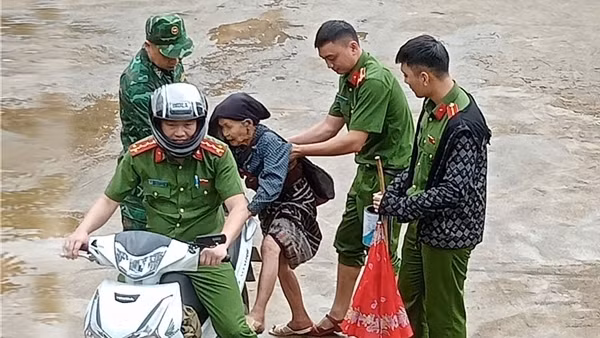 Công an xã ở Thanh Hoá chủ động di dời người dân khỏi vùng nguy cơ sạt lở đất