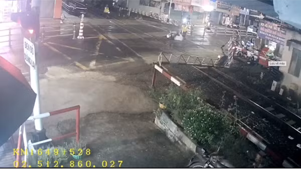 Hai nữ nhân viên cứu thanh niên phi xe máy húc đổ đường ngang thoát nạn