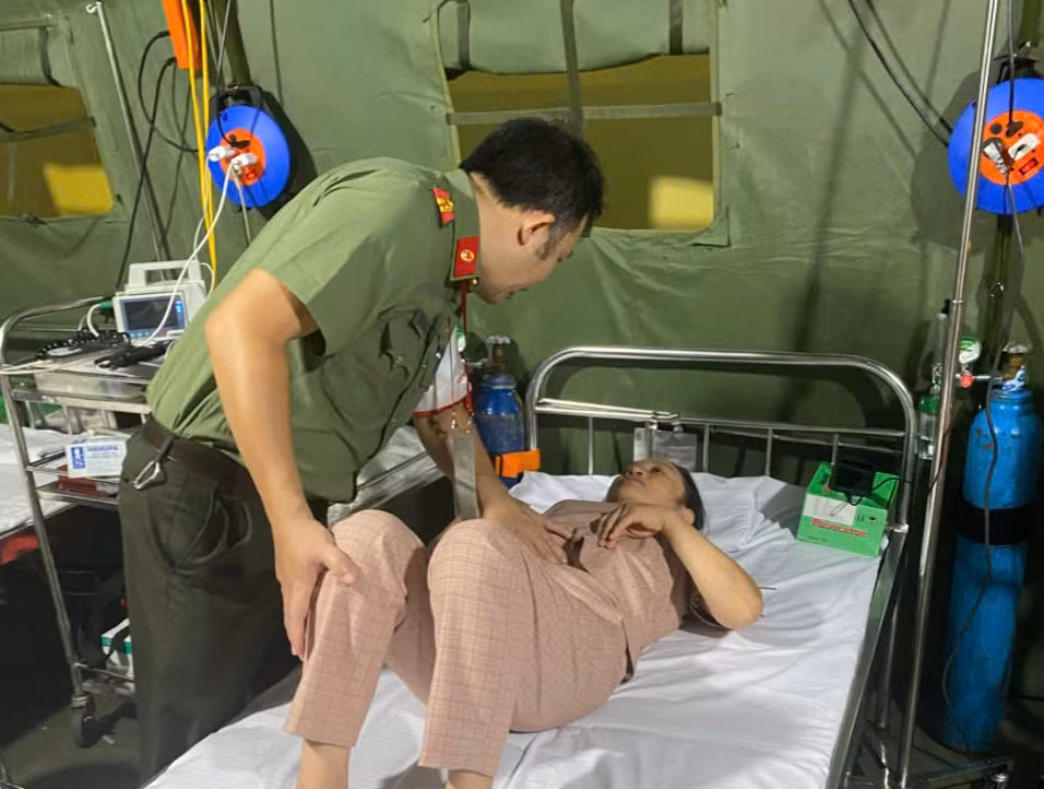 Nhiều người dân đi xem diễu binh phải vào lều y tế cấp cứu -0