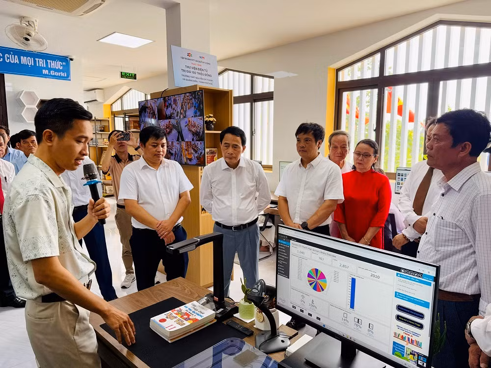 Thứ trưởng Bộ Công an Lê Quốc Hùng dự lễ khánh thành Thư viện thông minh tại trường THPT Nguyễn Chí Thanh -0