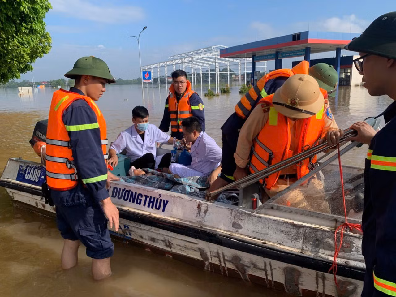 Cục CSGT khẩn trương ứng cứu người dân vùng lũ tại Thanh Hóa -4