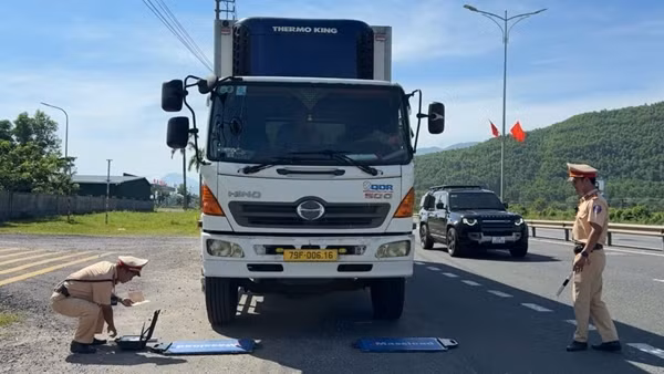 CSGT Công an TP Huế phát hiện, xử lý 287 trường hợp xe quá khổ, quá tải