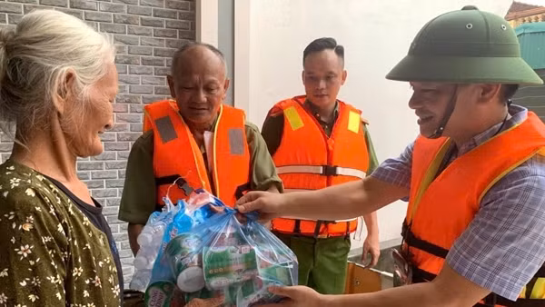 Bác bỏ thông tin Công an từ chối hỗ trợ người dân khi mưa bão