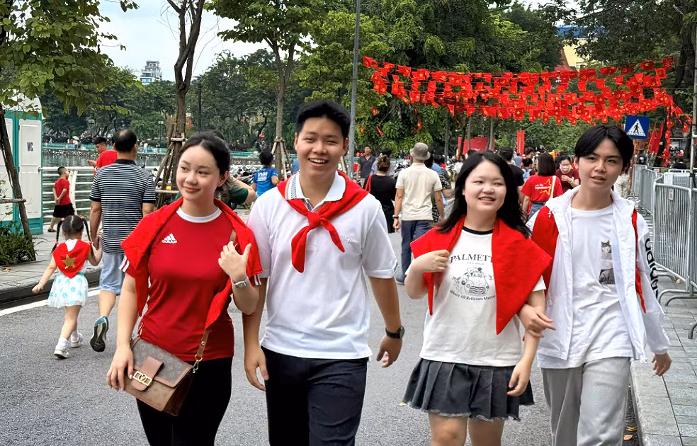 Người dân khắp nơi đổ về Thủ đô mong chờ được chứng kiến những khoảnh khắc đầy tự hào -0