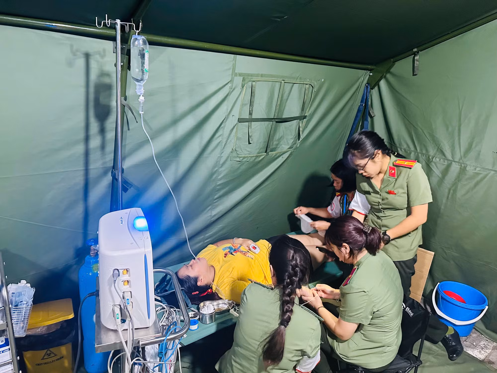 Nhiều người dân đi xem diễu binh phải vào lều y tế cấp cứu -0