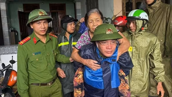 Lực lượng Công an sát cánh cùng người dân ứng phó bão số 5