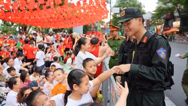 Công an Hà Nội tạo điều kiện&nbsp;tối đa để đông đảo người dân được theo dõi tổng hợp luyện lần 2