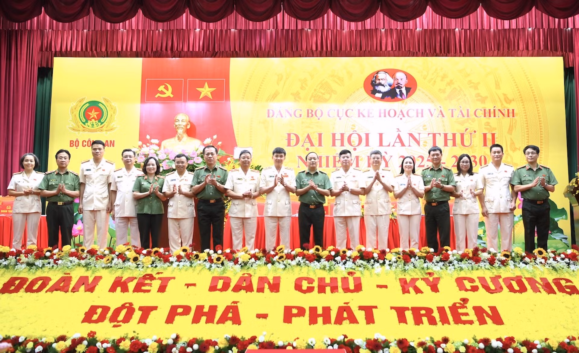 Lấy chi bộ tốt làm hạt nhân để xây dựng Đảng bộ Cục Kế hoạch và Tài chính vững mạnh -0