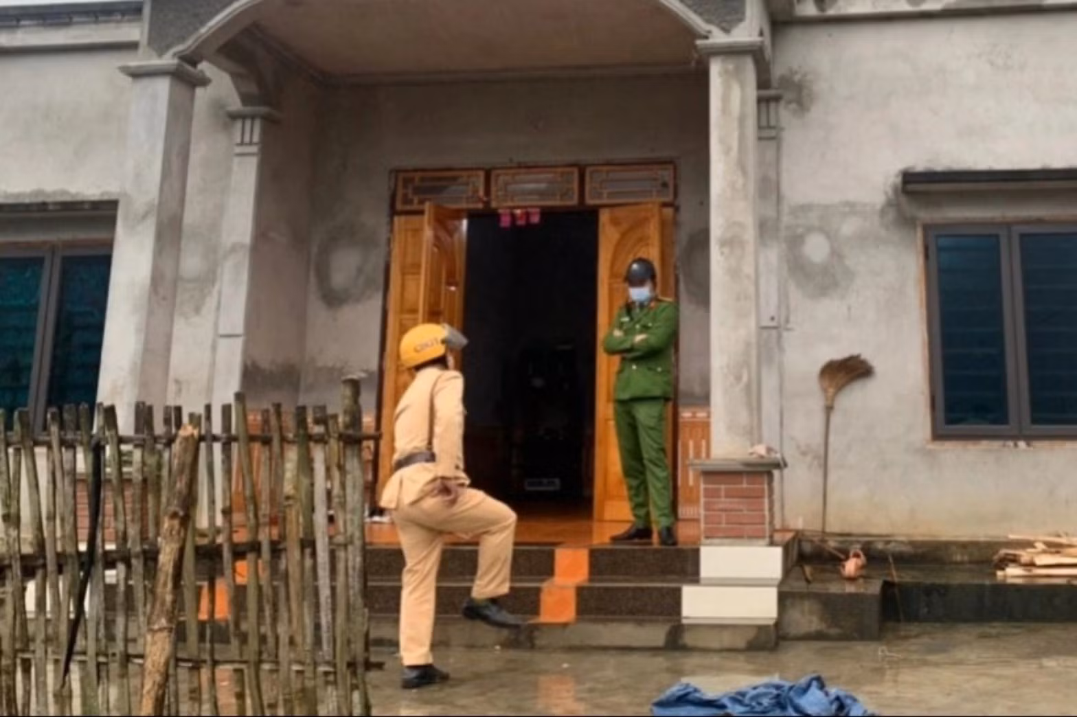 Tạm giữ người đàn ông sát hại vợ con -0