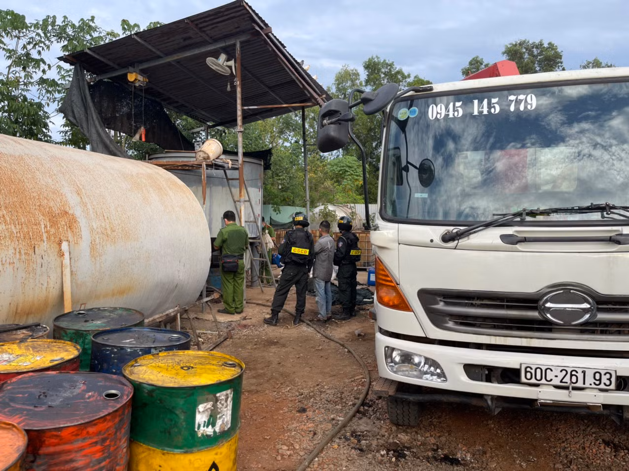 Vụ phát hiện lò “tái chế” dầu nhớt khủng: Tạm đình chỉ công tác Bí thư và Chủ tịch xã -0
