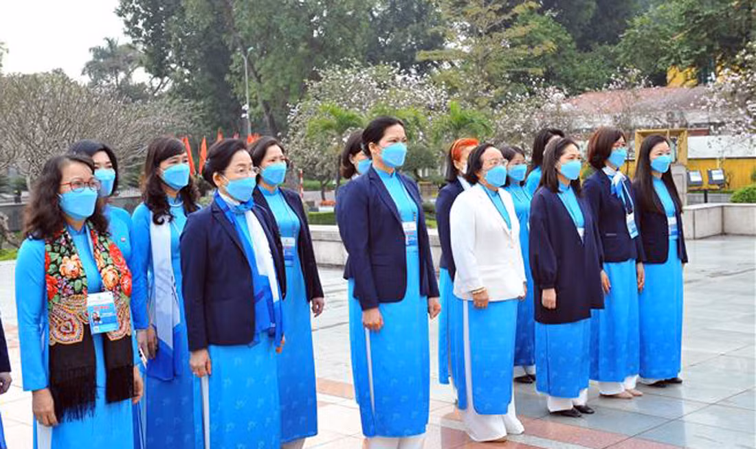 Các đại biểu dự Đại hội đại biểu Phụ nữ toàn quốc lần thứ XIII vào Lăng viếng Chủ tịch Hồ Chí Minh -0