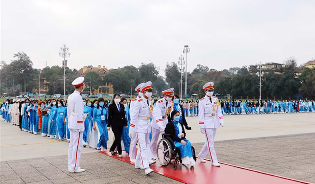 Các đại biểu dự Đại hội đại biểu Phụ nữ toàn quốc lần thứ XIII vào Lăng viếng Chủ tịch Hồ Chí Minh -0