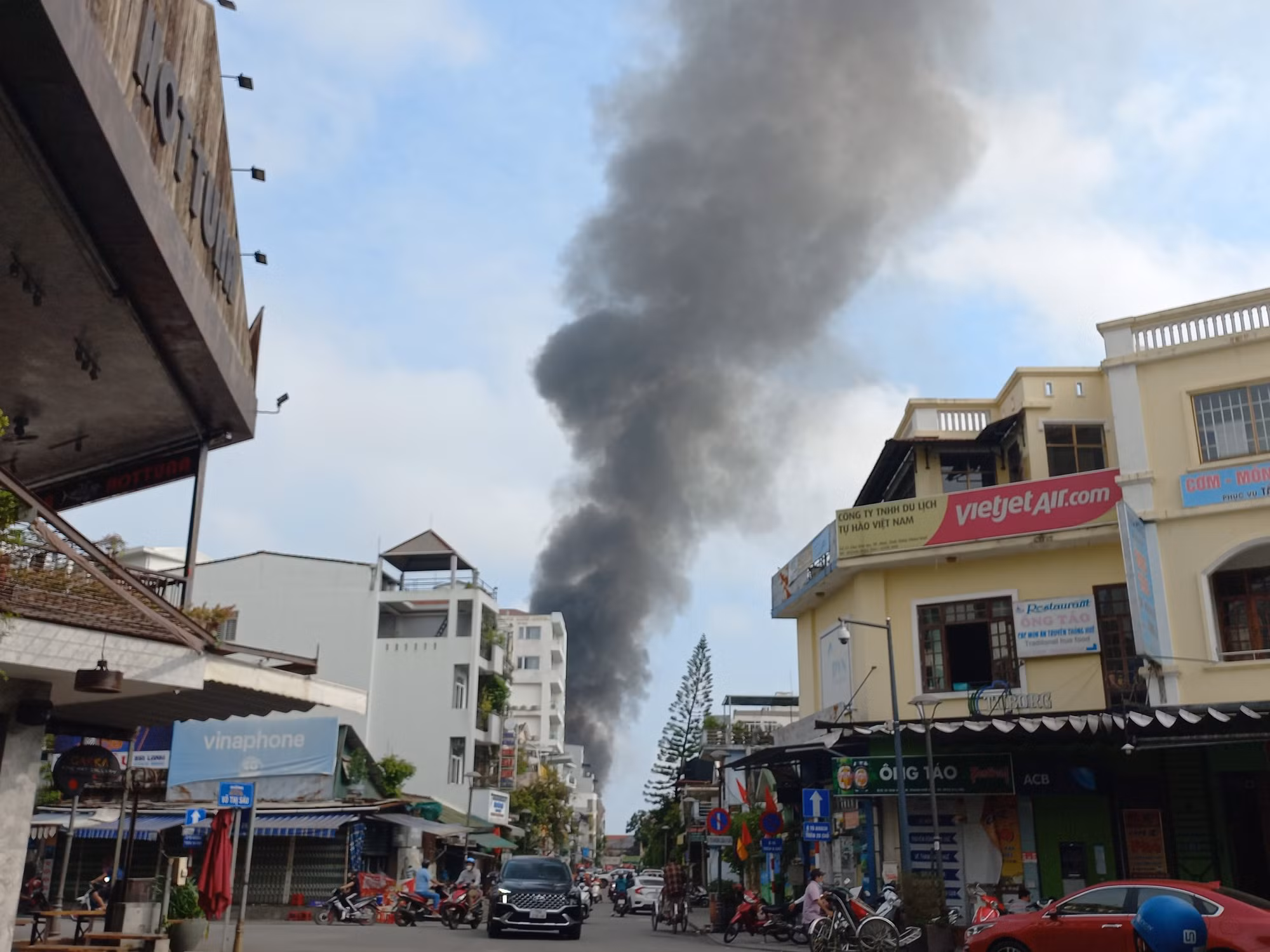 Cháy lớn quán bar, lửa lan sang nhà dân -0