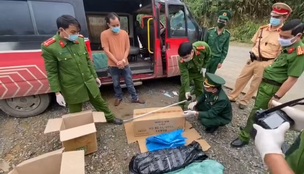 Truy đuổi hơn 12km bắt đối tượng vận chuyển pháo lậu -0